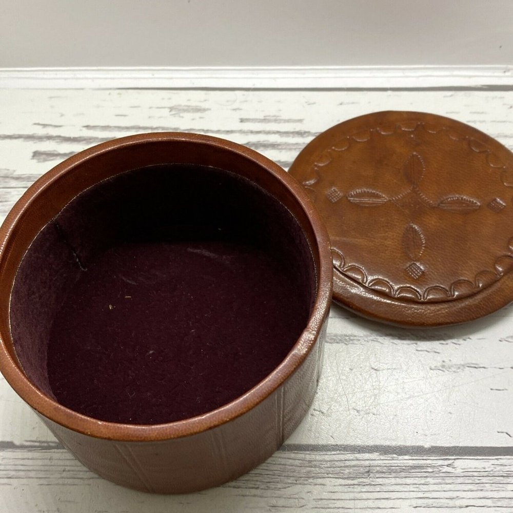 Vintage Hand Tooled Leather Round Trinket Box w/Lid ~ 4-1Diameter, Top & Bottom. - Picture 7 of 7